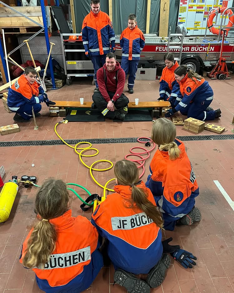 Jugendfeuerwehr Büchen: Gruppe im Gerätehaus bei einer Übung mit Betreuer